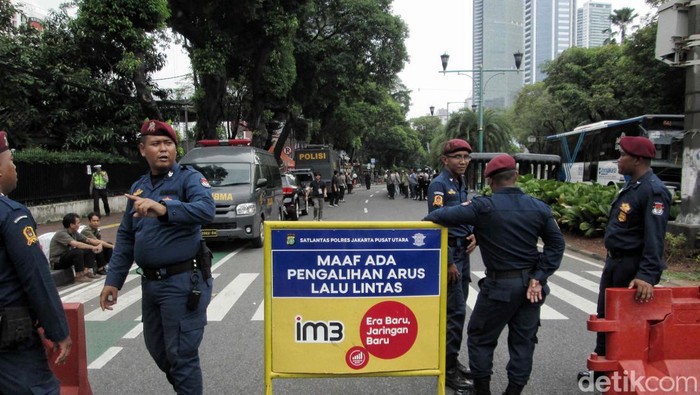 Jelang Deklarasi Kampanye Damai, Polisi Berjaga di Depan KPU Jelang Deklarasi Kampanye Damai Pemilu Tahun 2024 pengamanan di KPU Jakarta diperketat. Arus lalu lintas pun dialihkan.