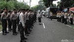 Jelang Deklarasi Kampanye Damai, Polisi Berjaga di Depan KPU
