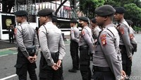 Sejumlah anggota kepolisian berjaga di depan Gedung KPU, Jakarta Pusat, Senin (27/11/2023). 