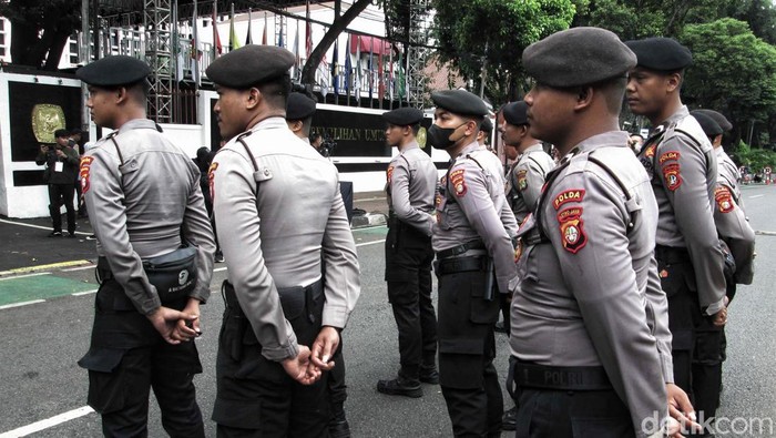 Jelang Deklarasi Kampanye Damai, Polisi Berjaga di Depan KPU Jelang Deklarasi Kampanye Damai Pemilu Tahun 2024 pengamanan di KPU Jakarta diperketat. Arus lalu lintas pun dialihkan.