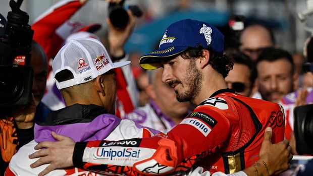 Motorcycling - MotoGP - Valencia Grand Prix - Circuit Recardo Tormo, Valencia, Spain - November 26, 2023 Ducati Lenovo Team's Francesco Bagnaia after winning the MotoGP World Championship with second placed Prima Pramac Racing's Jorge Martin REUTERS/Pablo Morano