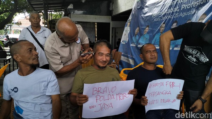 Jurnalis Aceh cukur rambut syukuran Firli Bahuri tersangka. (Agus Setyadi/detikSumut)