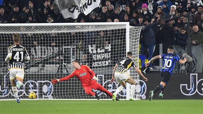 Soccer Football - Serie A - Juventus v Inter Milan - Allianz Stadium, Turin, Italy - November 26, 2023 Inter Milans Lautaro Martinez scores their first goal past Juventus Wojciech Szczesny REUTERS/Massimo Pinca