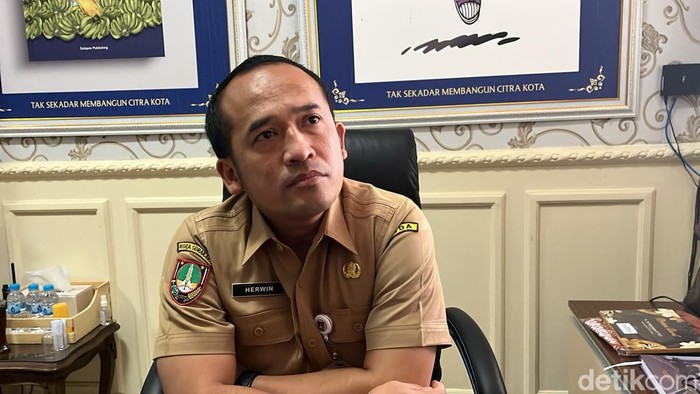 Kepala Bagian (Kabag) Protokol dan Komunikasi Pimpinan (Prokopim) Pemkot Solo Herwin Tri Nugroho Adi di Balai Kota Solo, Senin (27/11/2023)