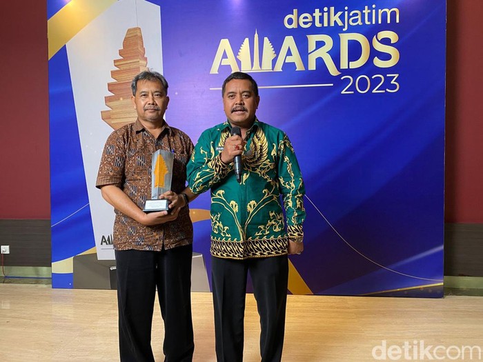 Kadis Kominfo Kota Pasuruan Imam Subekti mewakili Walkot Pasuruan Gus Ipul menerima penghargaan detikJatim Awards 2023