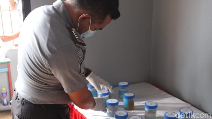 Kalapas Kelas IIB Majalengka Wawan Irawan sedang mengecek sampel urine petugasnya.