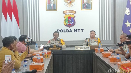 Kapolda NTT Irjen Johni Asadoma saat jumpa pers di Mapolda NTT. (Yufengki Bria/detikbali)