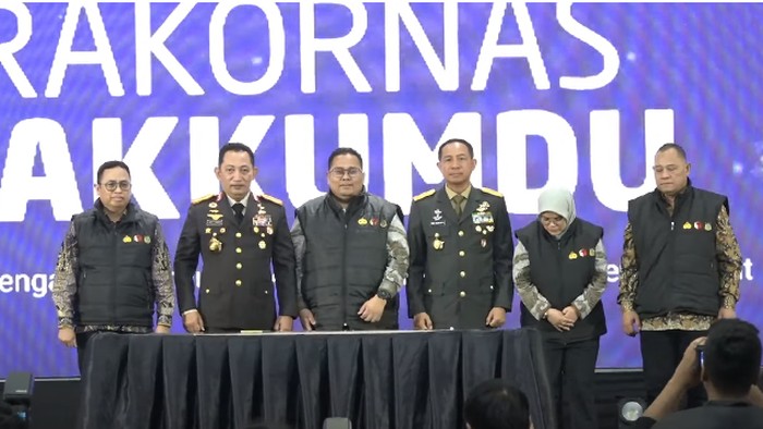 Kapolri dan Panglima TNI teken komitmen netralitas Pemilu 2024. (dok YouTube Bawaslu)