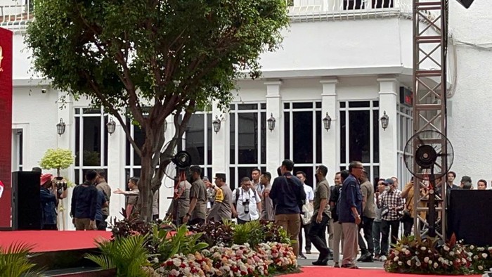 Kapolri Jenderal Listyo Sigit saat tiba di KPU RI (Anggi/detikcom)