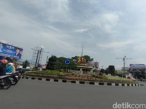 Buruh Garut Demo Tuntut UMK 2024 Naik, Jalan di Perkotaan Direkayasa