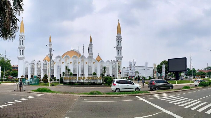 Kehadiran imam dari Timur Tengah menjadi daya tarik Masjid Darussalam Kota Wisata, Cibubur