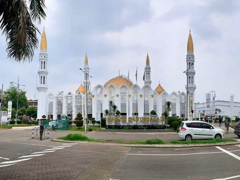 Kehadiran imam dari Timur Tengah menjadi daya tarik Masjid Darussalam Kota Wisata, Cibubur