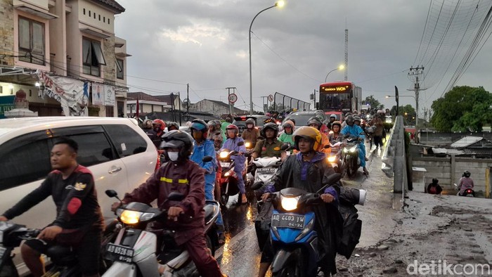 Kemacetan parah di Jl DI Panjaitan akibat tergenangnya Viaduk Gilingan, Senin (27/11/2023) pukul 17.38 WIB.