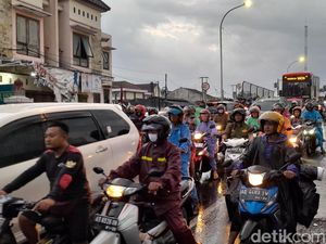 Viaduk Gilingan Solo Tergenang Usai Hujan Lebat, Lalu Lintas Macet