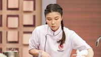 Saat mengikuti ajang MasterChef Indonesia, wanita 23 tahun itu juga senang membagikan momen saat ia sedang sibuk masak di dapur. Salah satunya ini. Foto: Instagram @belinda.mci11