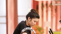 Kalau ini momen saat pemenang MasterChef Indonesia season 11 itu sedang mengikuti pressure test. Raut wajah Belinda tampak serius dalam menyiapkan hidangan terbaiknya. Foto: Instagram @belinda.mci11