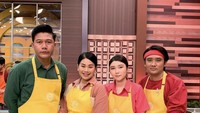 Belinda Christina bangga membagikan momen bersama timnya. Ia merupakan bagian tim kuning dan salah satu hidangan yang mereka buat adalah nasi kuning. Foto: Instagram @belinda.mci11