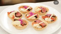 Saat menjalani ujian akhir, wanita lulusan Le Cordon Bleu itu menyiapkan canepe Tart Shell Caramelised Shallots dengan keju, Roasted red pepper, dan potongan daging tenderloin yang dimasak pan-seared. Foto: Instagram @belinda.mci11