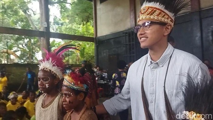 Ketum PSI Kaesang Pangarep temui anak panti asuhan di Sentani, Papua (Kurniawan Fadilah/detikcom)