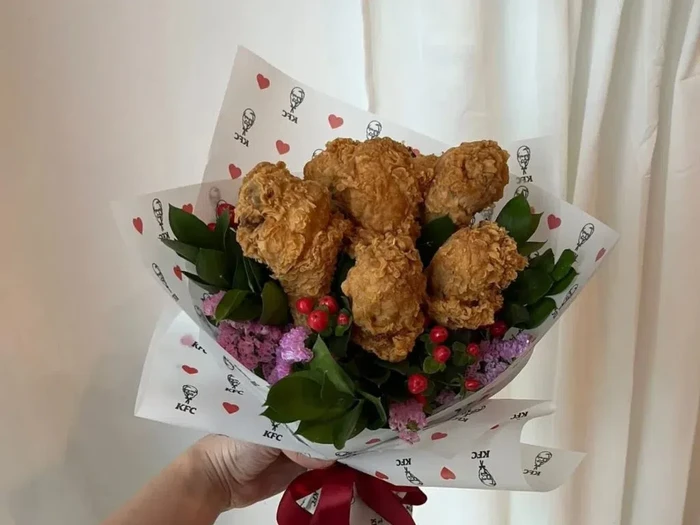 Pasangan menikah sajikan ayam goreng KFC