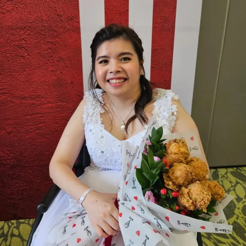Pasangan menikah sajikan ayam goreng KFC
