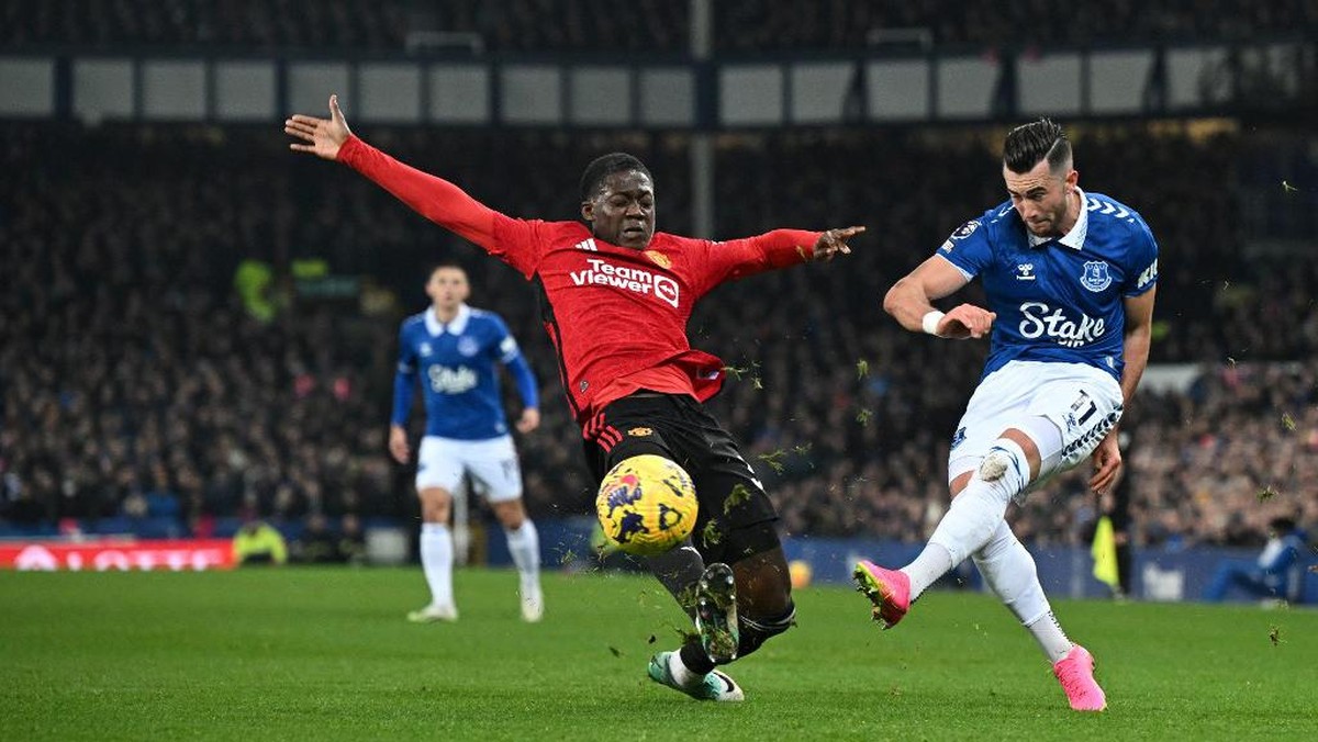 Manchester United sempat kendur di markas Everton. (Foto: AFP/PAUL ELLIS)