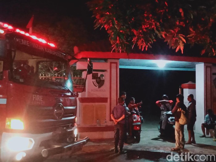 Kondisi di SMPN 1 Ceper Klaten usai terbakar, Senin (27/11/2023) malam.