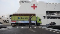 Truk bantuan air kemasan Le Minerale memasuki Kapal KRI dr. Radjiman Wedyodiningrat-992.