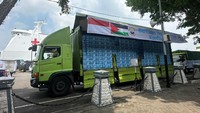 Ratusan karton air kemasan Le Minerale terparkir di Dermaga Komando Armada (Koarmada) II TNI Angkatan Laut, Surabaya, Jawa Timur.