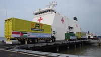 Truk Le Minerale terlihat di antara antrean puluhan truk bermuatan bantuan dari berbagai pihak di Dermaga Komando Armada (Koarmada) II TNI Angkatan Laut, Surabaya, Jawa Timur, Senin (27/11). Produk air mineral ini akan turut dikirimkan untuk membantu warga Palestina.