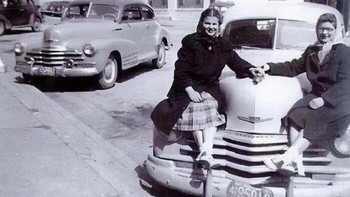 Duduk di atas mobil Chevorelt Olin pada tahun 1947 di depan restoran. 63 tahun kemudian mengulang lagi dengan foto serta lokasi yang sama. Foto: Boredpanda