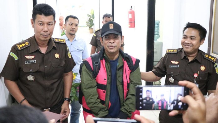 Mantan Rektor UIN Sumut Saidurrahman usai menyerahkan diri