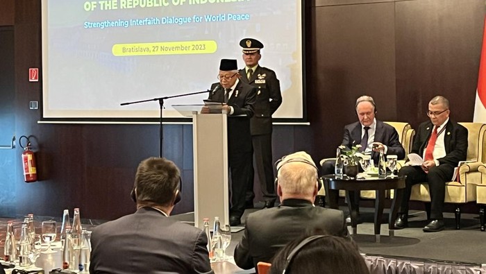 Wakil Presiden (Wapres) Maruf Amin menghadiri dialog lintas agama di Bratislava, Slovakia, Senin (27/11/2023).