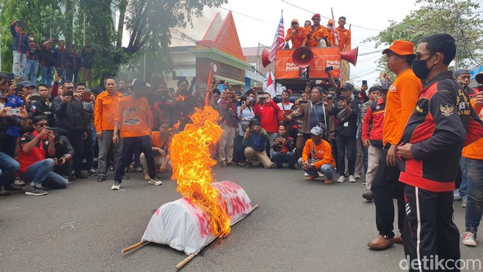 Massa bakar keranda dalam aksi demo UMP Sumsel.