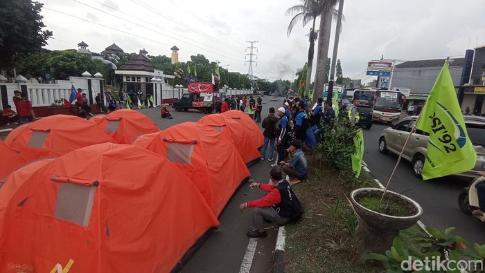 Gagal Bertemu Pj Walkot Tasik Massa Buruh Dirikan Tenda Di Jalan