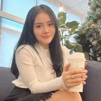 Untuk revisi rhinoplasty, Mawar kali ini mengaku menggunakan tulang iganya sendiri. Menurutnya itu akan membuat bentuk hidungnya akan jadi terlihat lebih natural. Foto: Instagram/@mysamawar