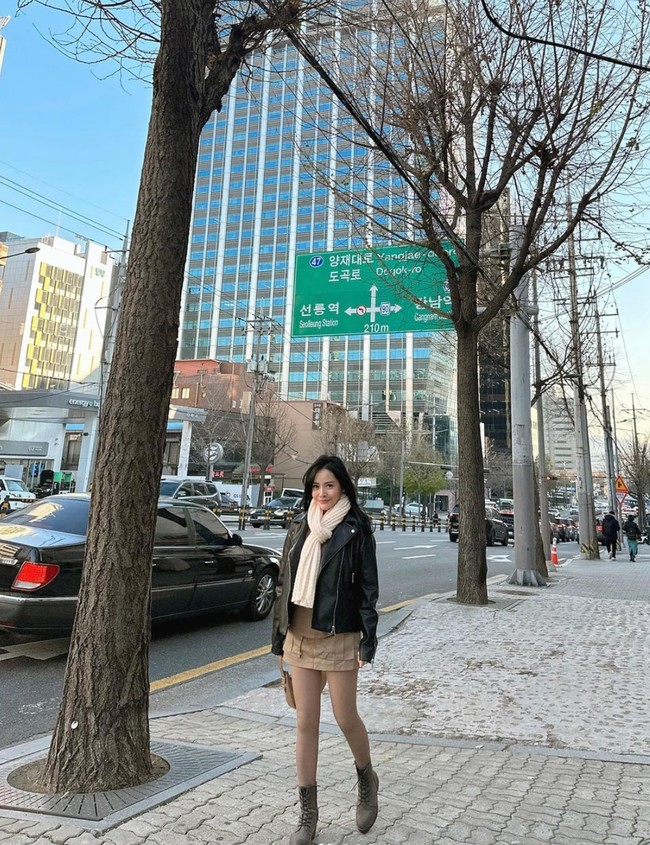 Penampilan Mawar selama di Korea tak kalah mencuri atensi. Memiliki tubuh yang langsing, penampilan Mawar disebut-sebut bak ABG. Foto: Instagram/@mysamawar