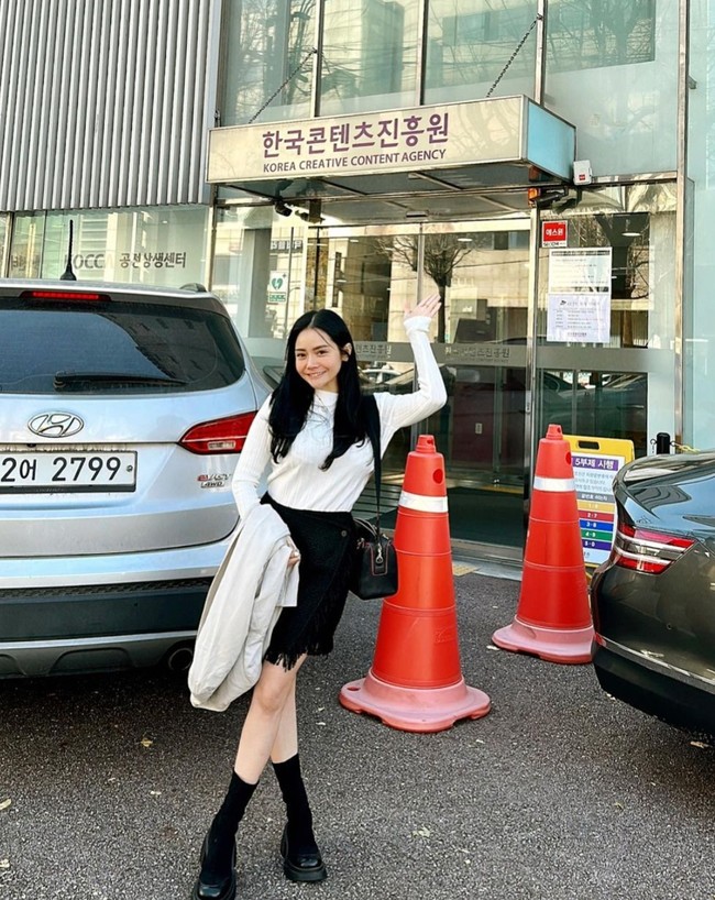 Selama di sana wanita 37 tahun itu juga tampak berjalan-jalan dan menikmati momen liburannya di Korea. Walaupun hanya sendiri namun ia tampak bahagia dan menikmati momen dirinya selama di Korea. Foto: Instagram/@mysamawar