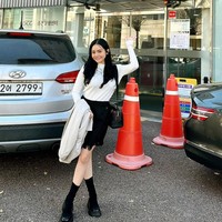 Selama di sana wanita 37 tahun itu juga tampak berjalan-jalan dan menikmati momen liburannya di Korea. Walaupun hanya sendiri namun ia tampak bahagia dan menikmati momen dirinya selama di Korea. Foto: Instagram/@mysamawar