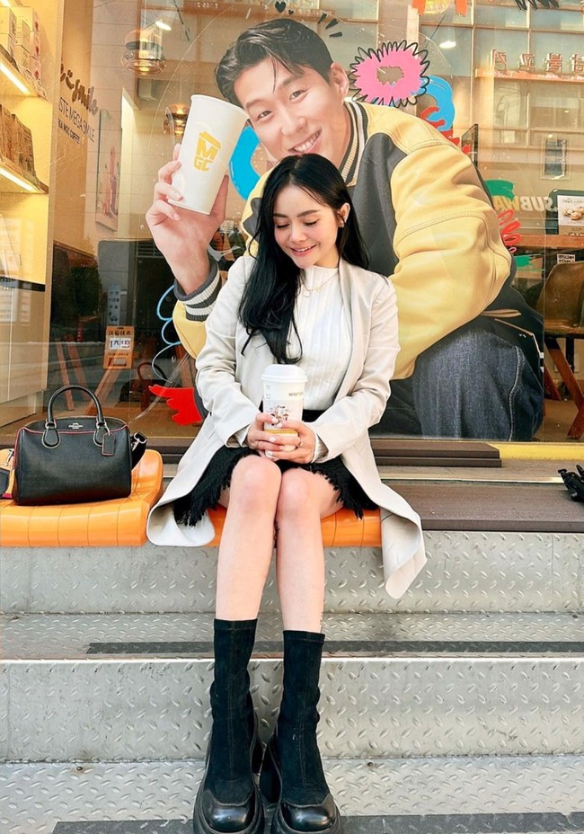 Penampilan Mawar selama di Korea pun terlihat simpel namun tetap stylish. Seperti dalam foto yang satu ini saat dirinya menggabungkan kaos dan outer coklat dengan rok pendek dan sepatu boots hitam. Foto: Instagram/@mysamawar