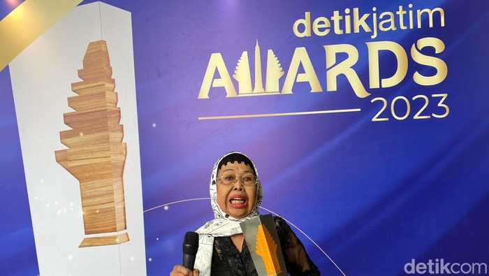 Mbok Temu usai menerima penghargaan detikJatim Awards 2023.