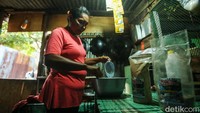 Wanita yang kerap disapa Yanti ini dikenal mampu meracik papeda dengan cita rasa yang lezat.  