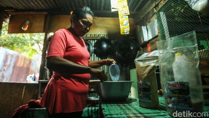 Dionisia Laura Irianti membuat papeda di Merauke, Papua Selatan, Jumat (17/11/2023). Wanita yang kerap disapa Yanti ini dikenal mampu meracik papeda dengan cita rasa yang lezat.