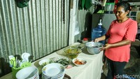Memiliki keahlian beragam membuatnya memerlukan suntikan modal. Ia diketahui mendapatkan pinjaman usaha dari BRI yang dikelolanya untuk modal jualan cendol, noken hingga papeda.