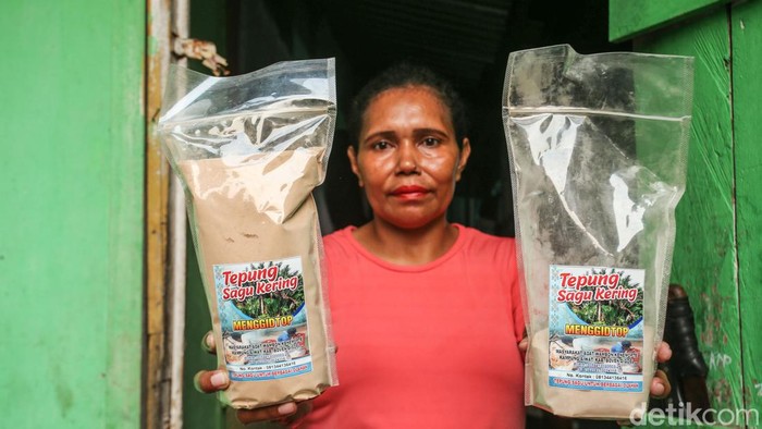 Dionisia Laura Irianti membuat papeda di Merauke, Papua Selatan, Jumat (17/11/2023). Wanita yang kerap disapa Yanti ini dikenal mampu meracik papeda dengan cita rasa yang lezat.