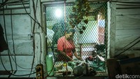 Selain papeda, Yanti juga membuat cendol sagu yang dijual di depan sekolah. Dalam sehari, ia mampu menjual 20 hingga 25 gelas.