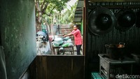 Wanita serba bisa ini juga menjual noken yaitu topi khas Papua. Pada saat Pekan Olahraga Nasional (PON) 2021, ia mengaku mendapat keuntungan berkali-kali lipat dari biasanya.  