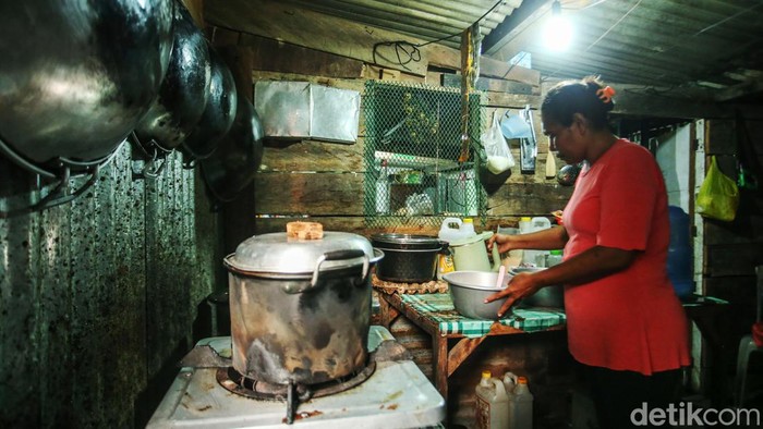 Dionisia Laura Irianti membuat papeda di Merauke, Papua Selatan, Jumat (17/11/2023). Wanita yang kerap disapa Yanti ini dikenal mampu meracik papeda dengan cita rasa yang lezat.