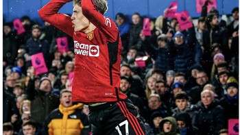 MU menang dalam laga lanjuta Liga Inggris tadi malam. Akan tetapi, gol Alejandro Garnacho jadi buah bibir netizen. Foto: X