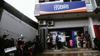 Biasanya, aktivitas perbankan BRI Unit Likupang ramai saat pagi hari. 